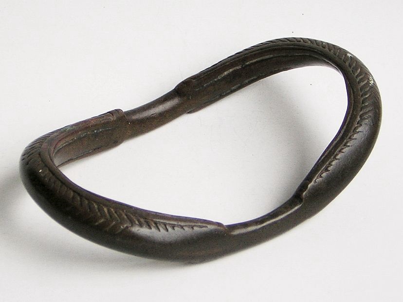 Bronze bracelet shaped like a shark’s jaw – (2288)